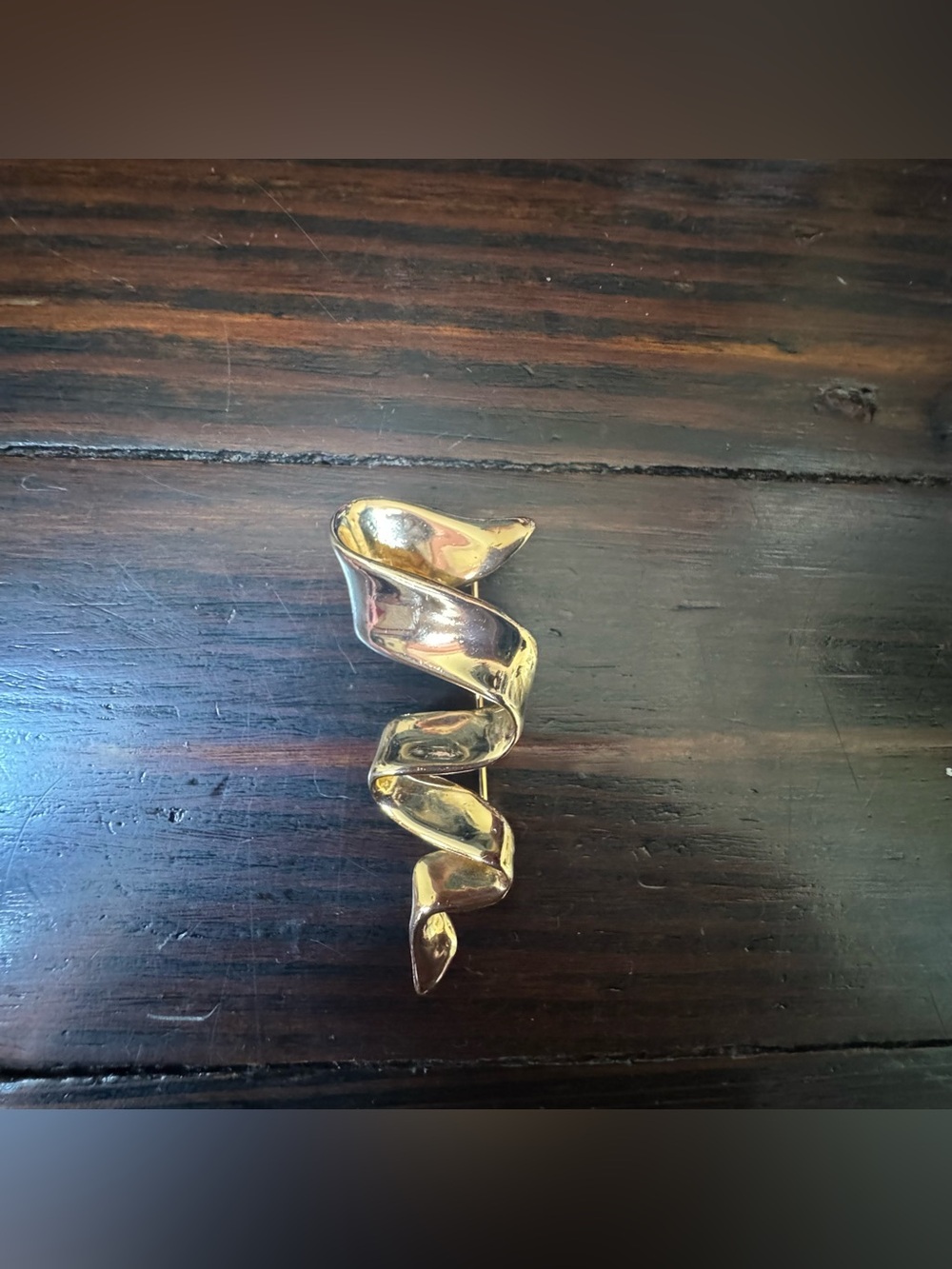 Vintage squiggle gold tone brooch